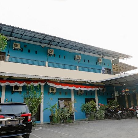 Oyo 1784 Hj. Aniek Residence Madiun Exteriör bild