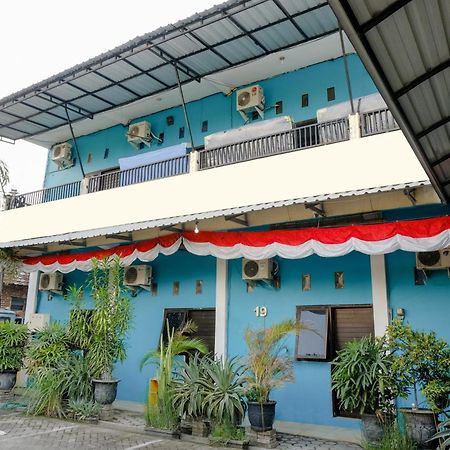 Oyo 1784 Hj. Aniek Residence Madiun Exteriör bild