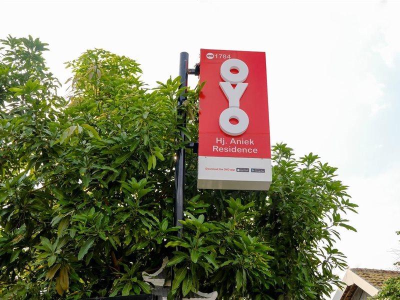Oyo 1784 Hj. Aniek Residence Madiun Exteriör bild
