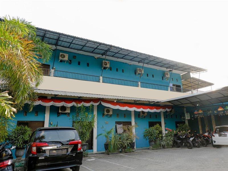 Oyo 1784 Hj. Aniek Residence Madiun Exteriör bild