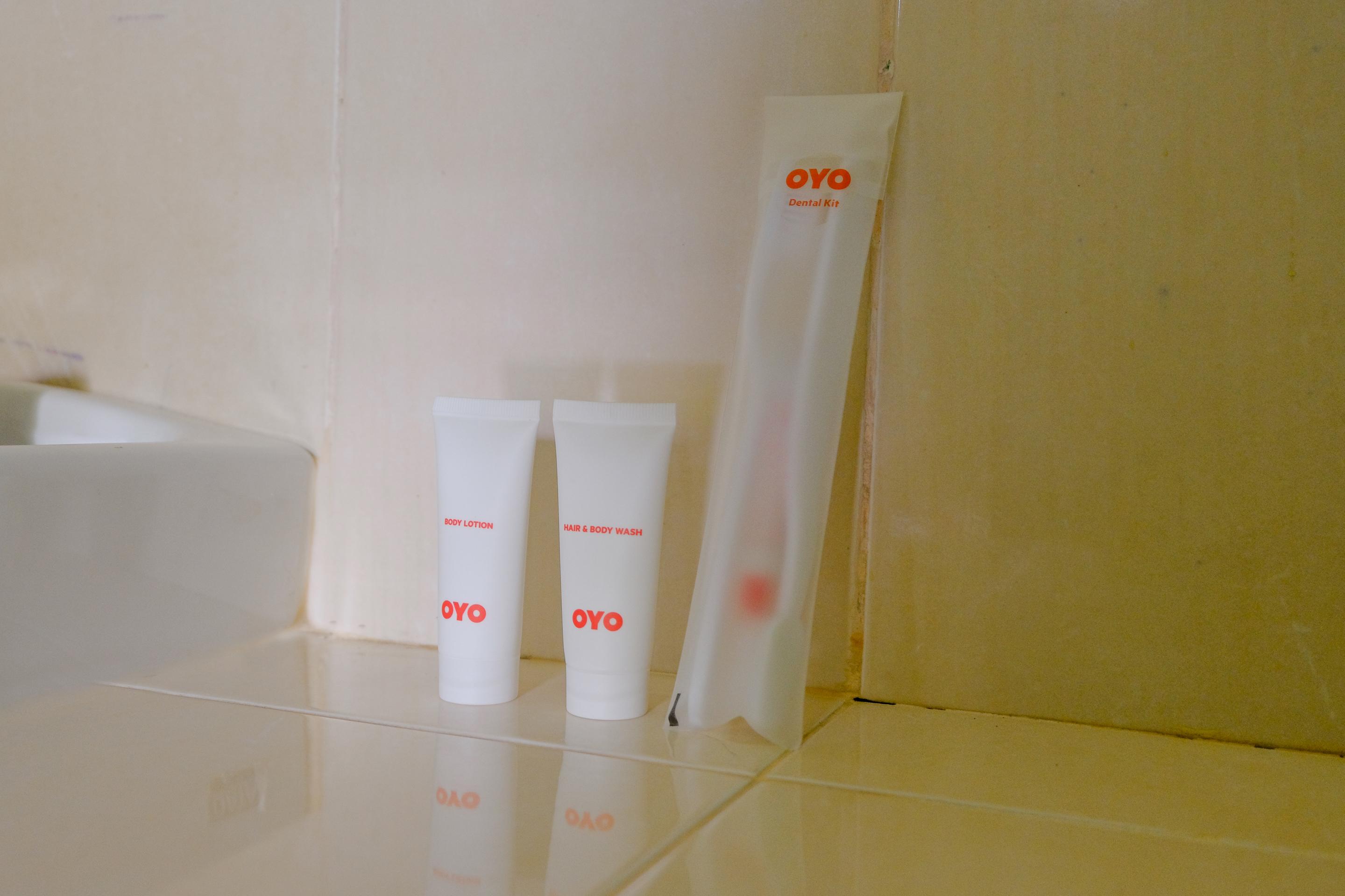 Oyo 1784 Hj. Aniek Residence Madiun Exteriör bild