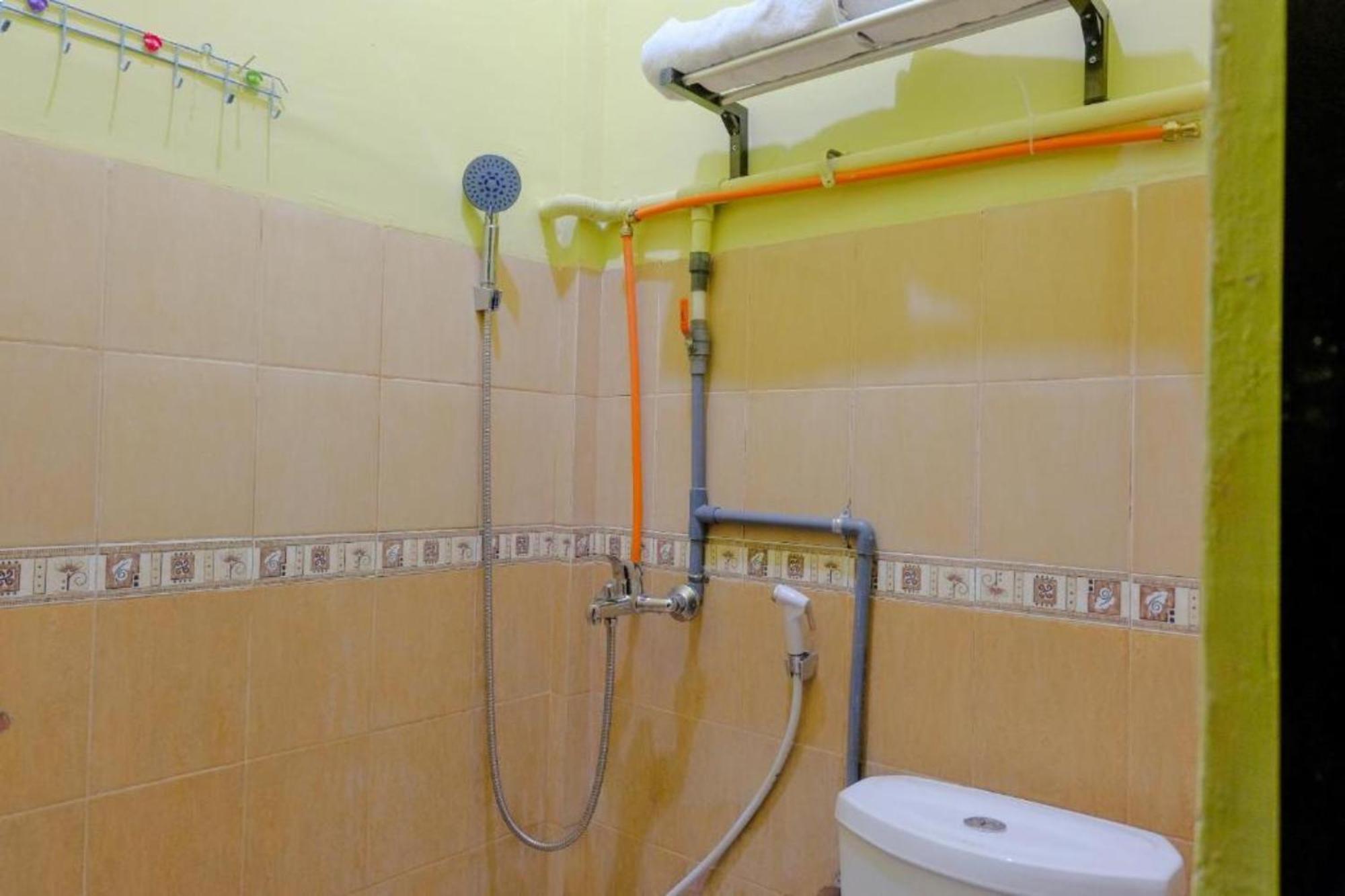 Oyo 1784 Hj. Aniek Residence Madiun Exteriör bild
