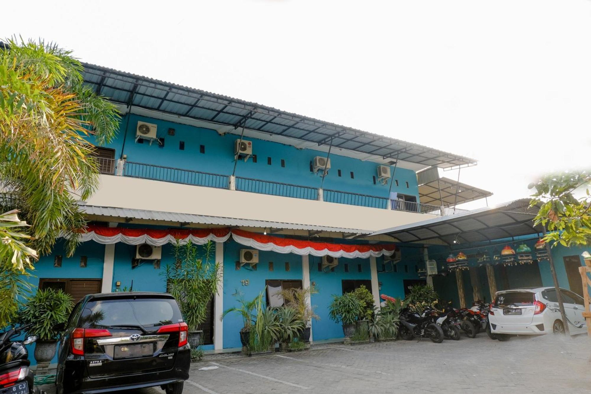 Oyo 1784 Hj. Aniek Residence Madiun Exteriör bild