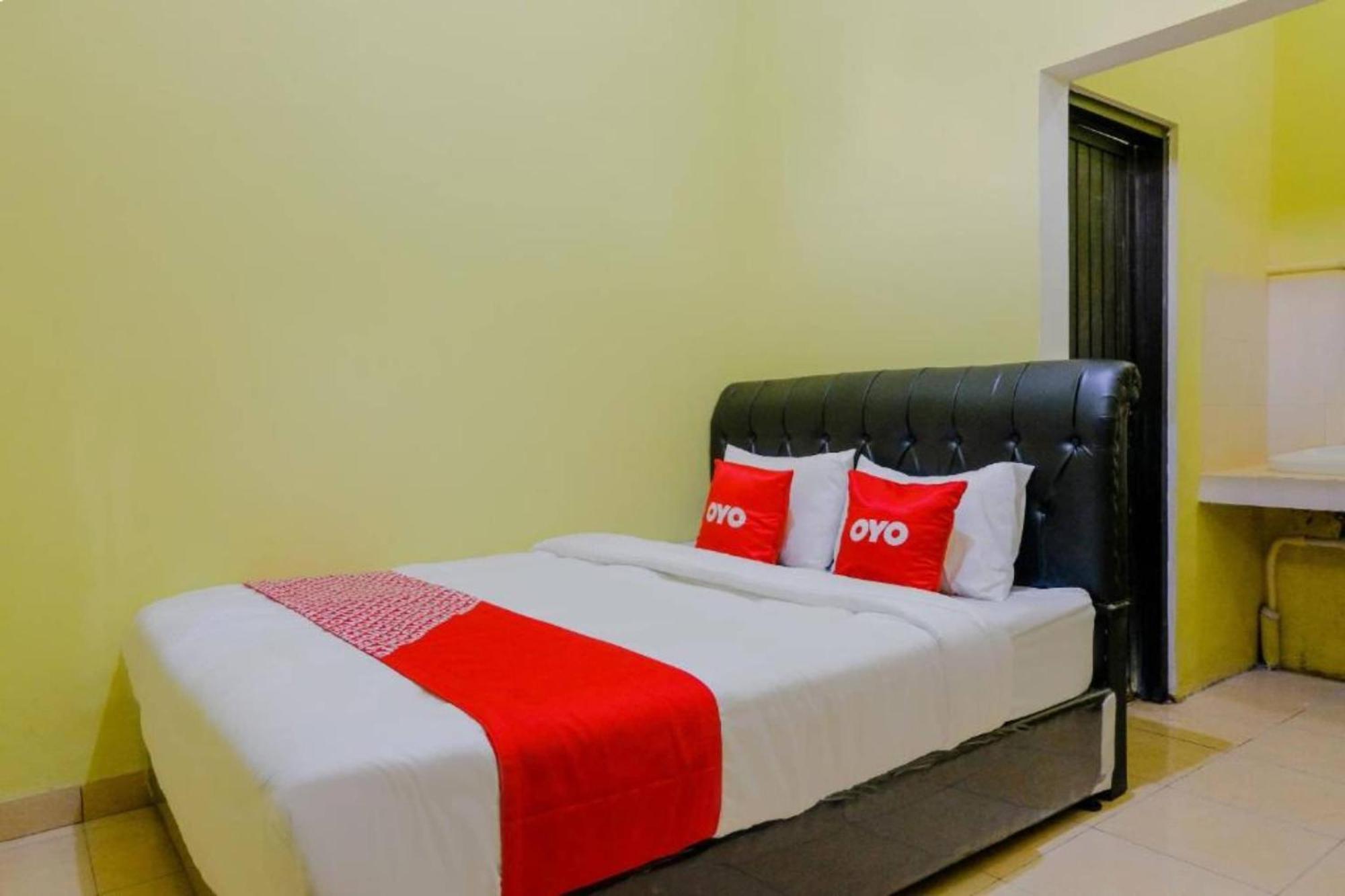 Oyo 1784 Hj. Aniek Residence Madiun Exteriör bild
