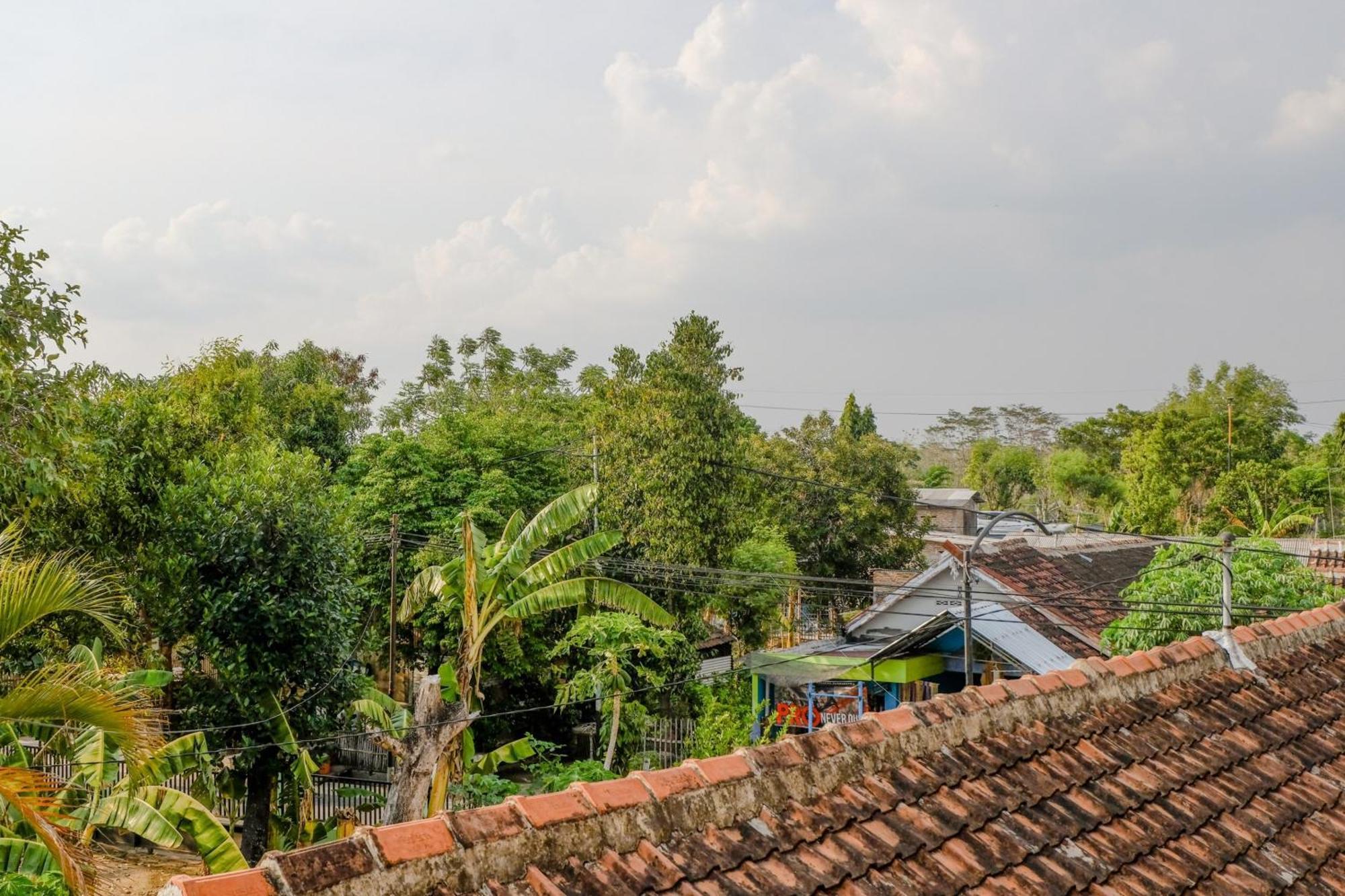 Oyo 1784 Hj. Aniek Residence Madiun Exteriör bild