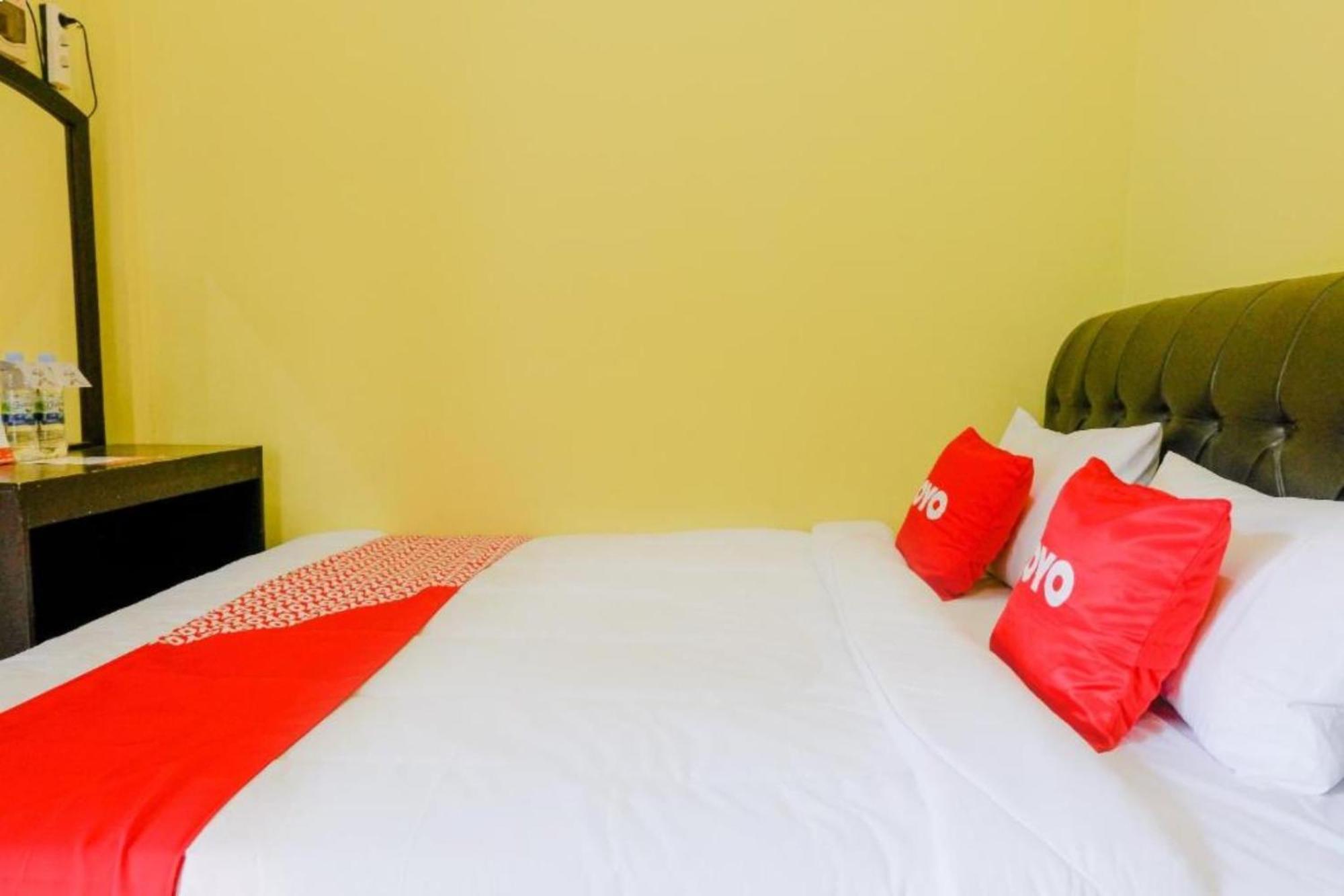 Oyo 1784 Hj. Aniek Residence Madiun Exteriör bild