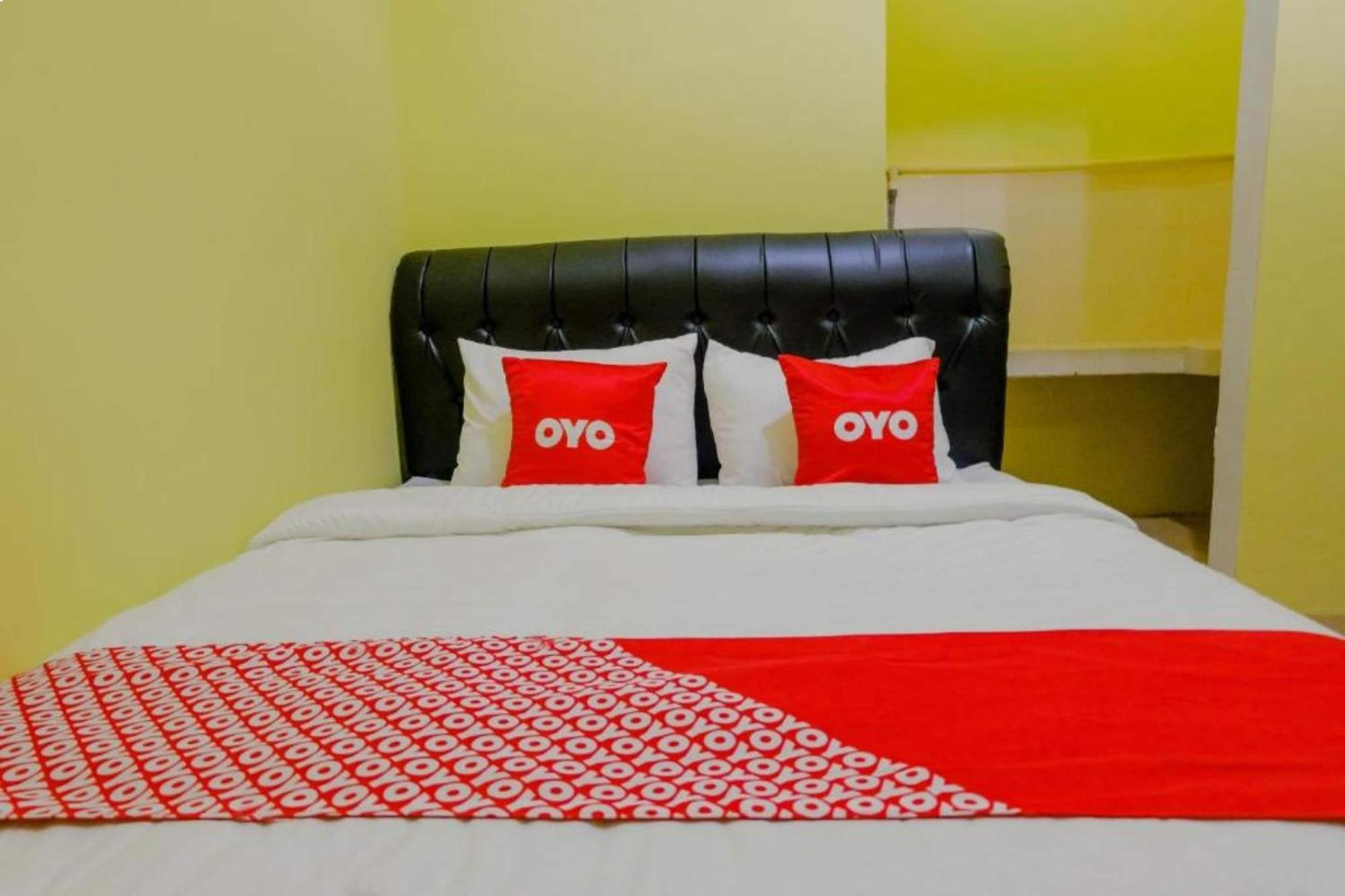 Oyo 1784 Hj. Aniek Residence Madiun Exteriör bild