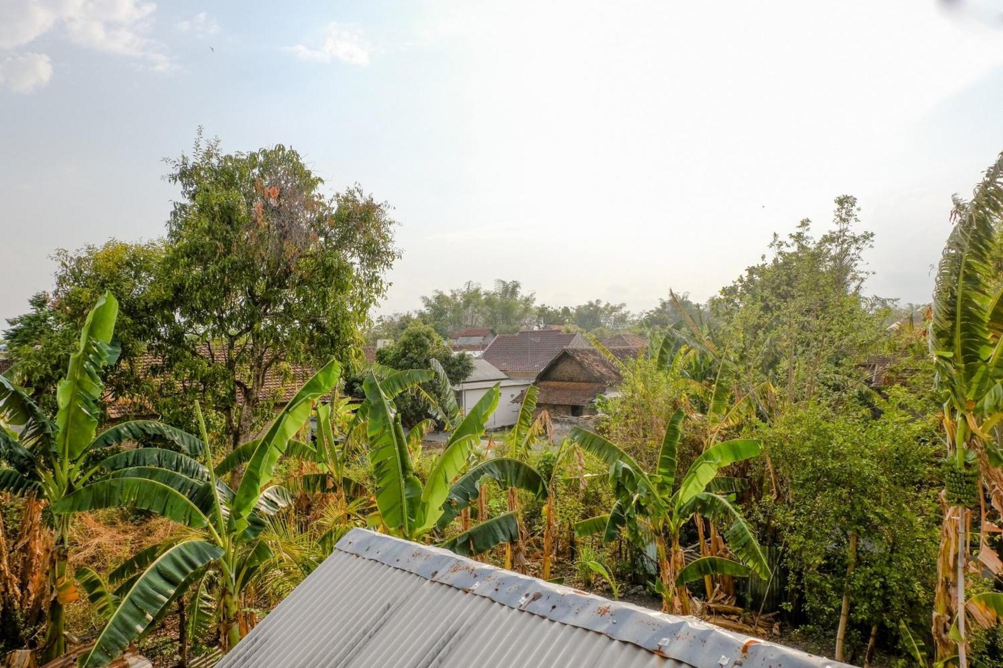 Oyo 1784 Hj. Aniek Residence Madiun Exteriör bild