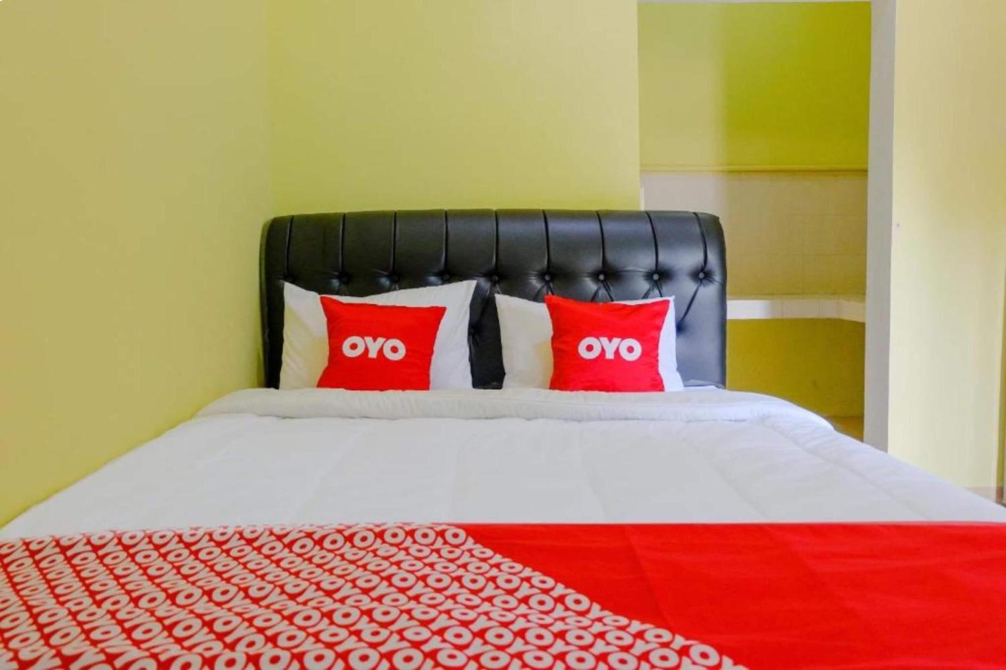 Oyo 1784 Hj. Aniek Residence Madiun Exteriör bild