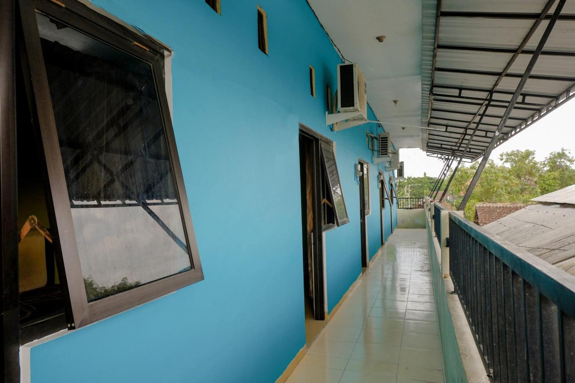Oyo 1784 Hj. Aniek Residence Madiun Exteriör bild