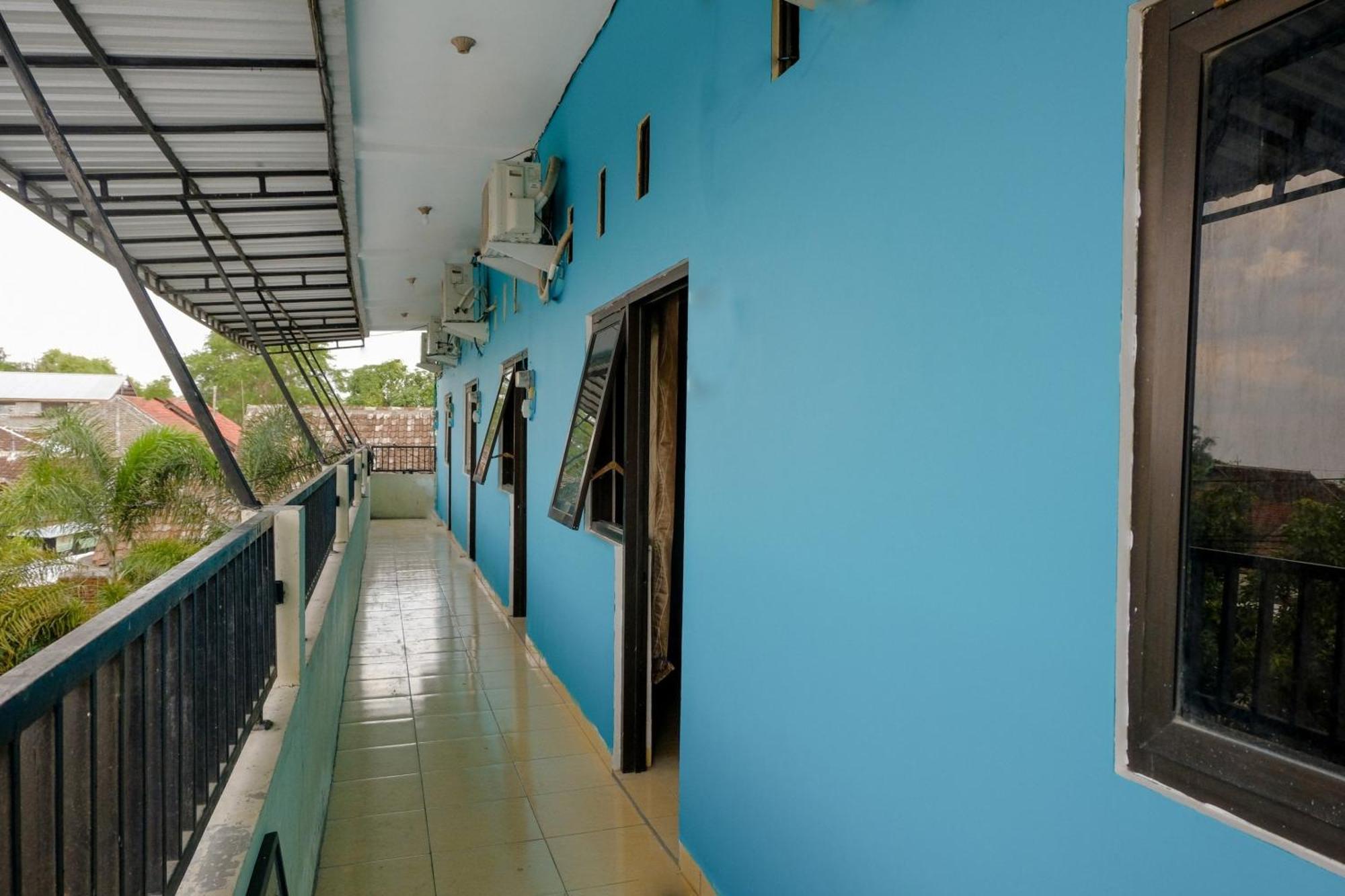 Oyo 1784 Hj. Aniek Residence Madiun Exteriör bild