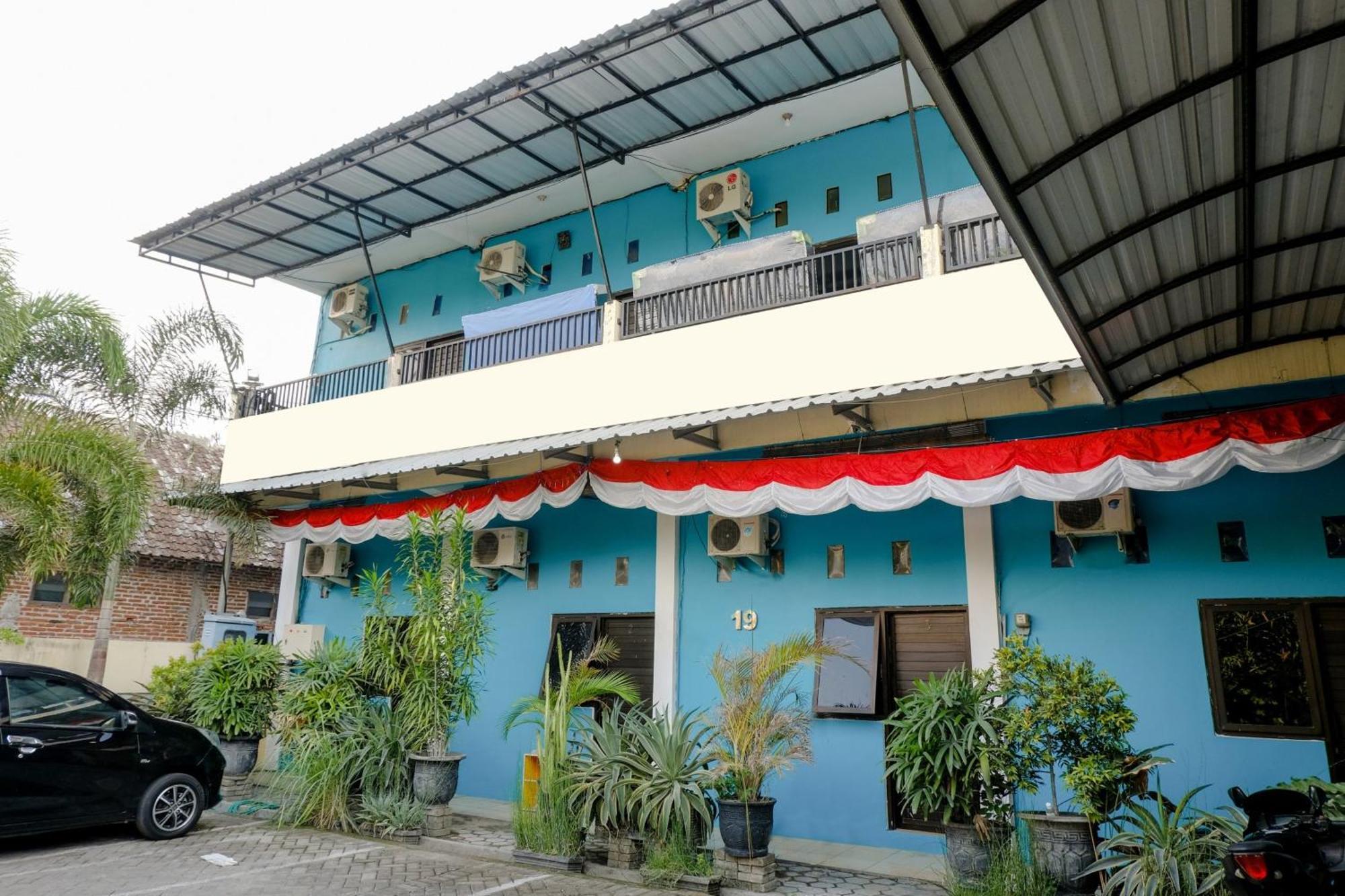 Oyo 1784 Hj. Aniek Residence Madiun Exteriör bild